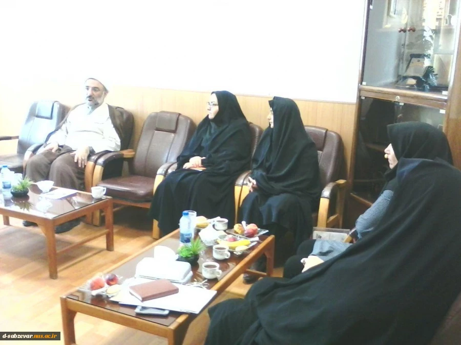 نشست صمیمانه مدیریت آموزشکده دختران وریاست دانشگاه جامعه المصطفی (سری لانکا)