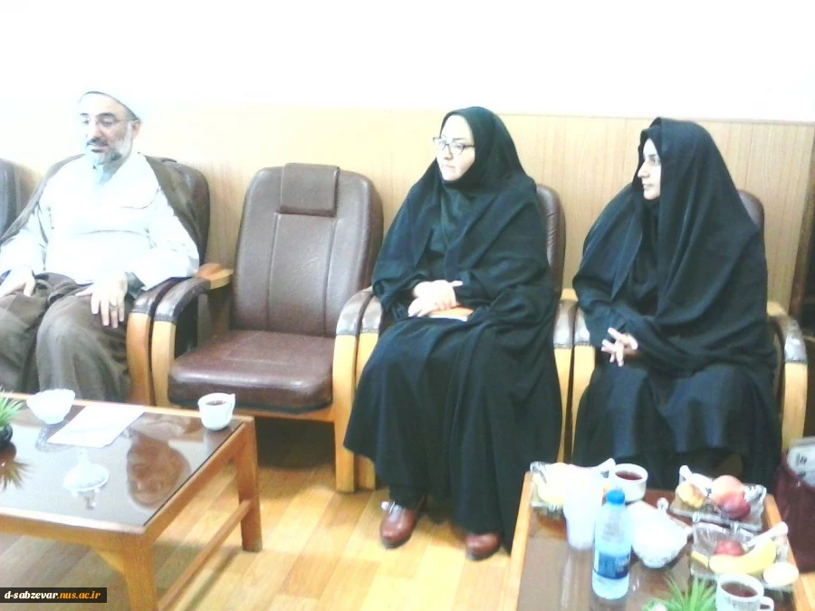نشست صمیمانه مدیریت آموزشکده دختران وریاست دانشگاه جامعه المصطفی (سری لانکا)