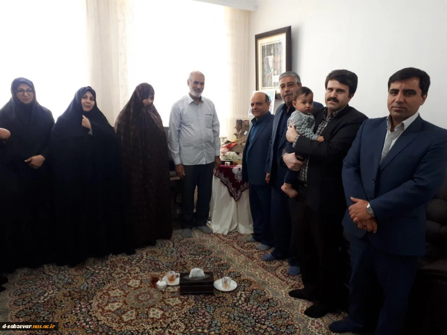 دیدار ریاست وپرسنل دانشکده های فنی سبزوار با خانواده محترم شهید مدافع حرم مهدی موحد نیا در روز جانباز