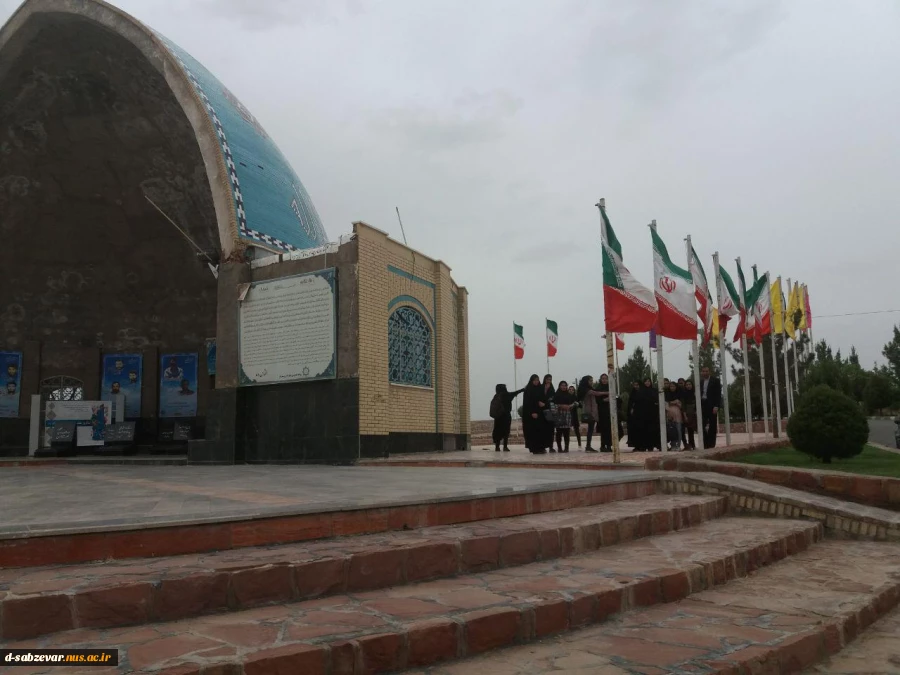 غبار روبی مزار مطهر شهدای گمنام توسط گروهی از دانشجویان وکارکنان در روز جانباز