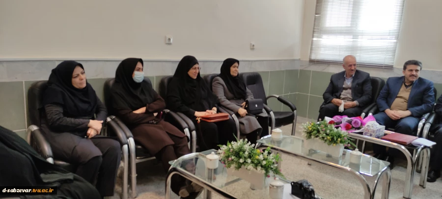 مراسم تجلیل از زحمات و خدمات بی شائبه و صادقانه ۳۰ سال خدمتِ کارمندان بازنشسته دانشکده فنی و حرفه ای دختران سبزوار در سال جاری، با حضور جناب آقای دکتر خزاعی ریاست محترم دانشکده و جمعی از مسئولین و کارکنان برگزار شد. 4