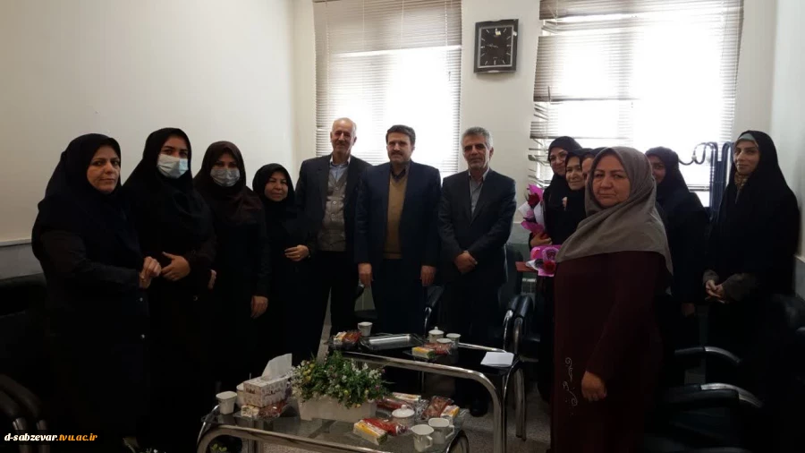 مراسم تجلیل از زحمات و خدمات بی شائبه و صادقانه ۳۰ سال خدمتِ کارمندان بازنشسته دانشکده فنی و حرفه ای دختران سبزوار در سال جاری، با حضور جناب آقای دکتر خزاعی ریاست محترم دانشکده و جمعی از مسئولین و کارکنان برگزار شد. 8