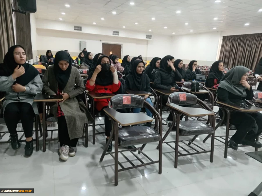 برگزاری کارگاه آموزشی کسب و کار و بازاریابی در حوزه مد و پوشاک با حضور بانوی کارآفرین برتر در حوزه لباس‌های صنعتی 4