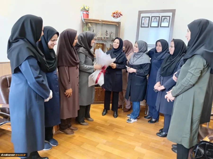 برگزاری آیین تکریم از کارکنان حوزه روابط عمومی به مناسبت 27 اردیبهشت ماه روز ارتباطات و  روابط عمومی و ارتباطات در دانشکده فنی و حرفه ای دختران  سبزوار 3